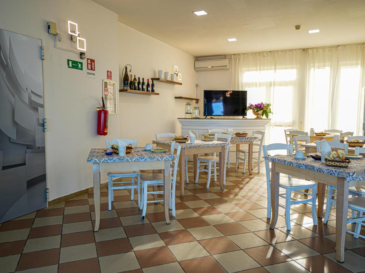 Hotel Rivabella Davoli Buitenkant foto