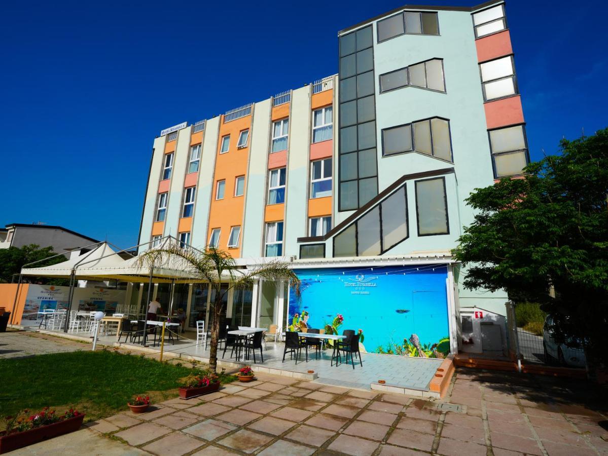 Hotel Rivabella Davoli Buitenkant foto
