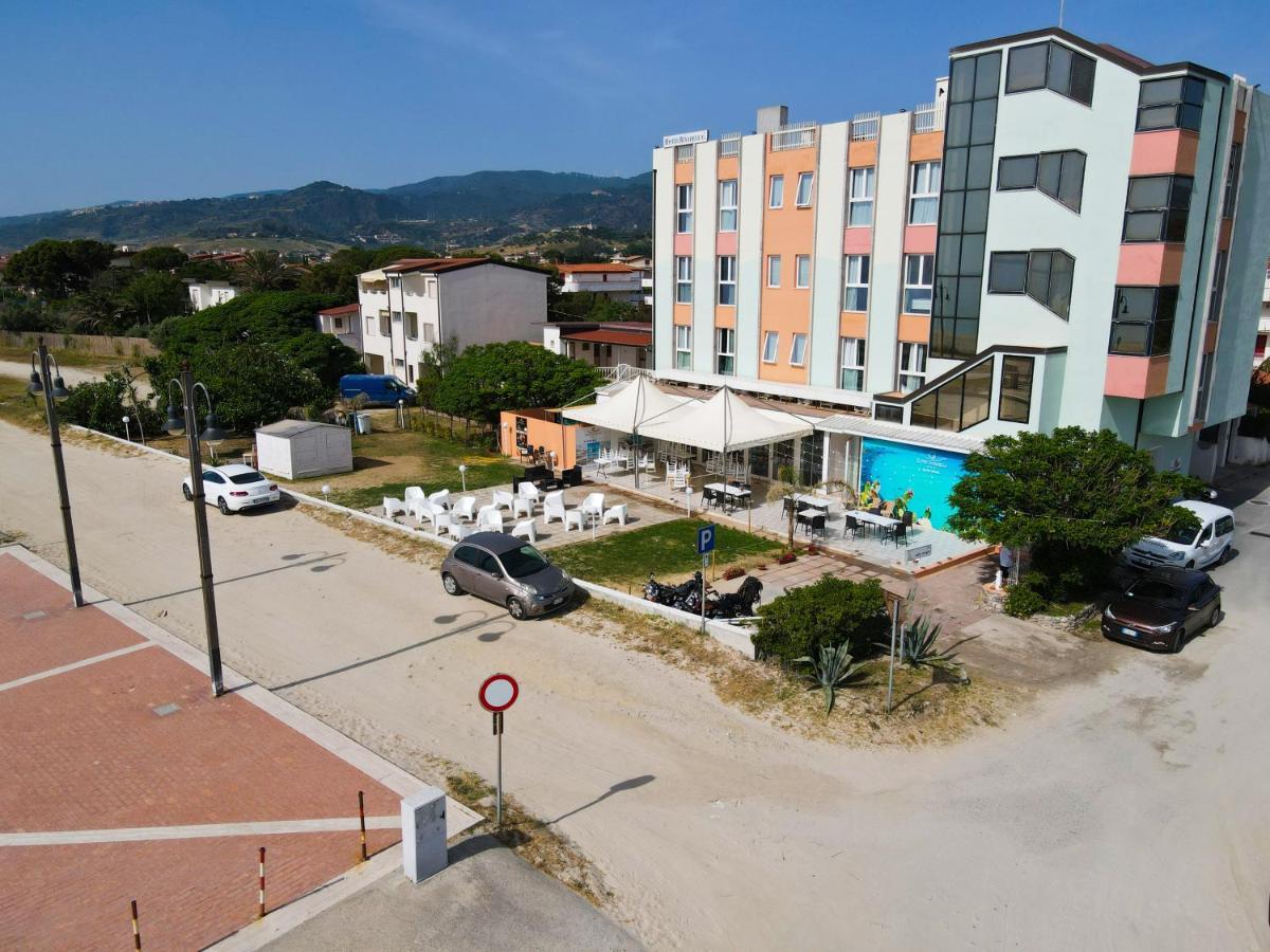 Hotel Rivabella Davoli Buitenkant foto