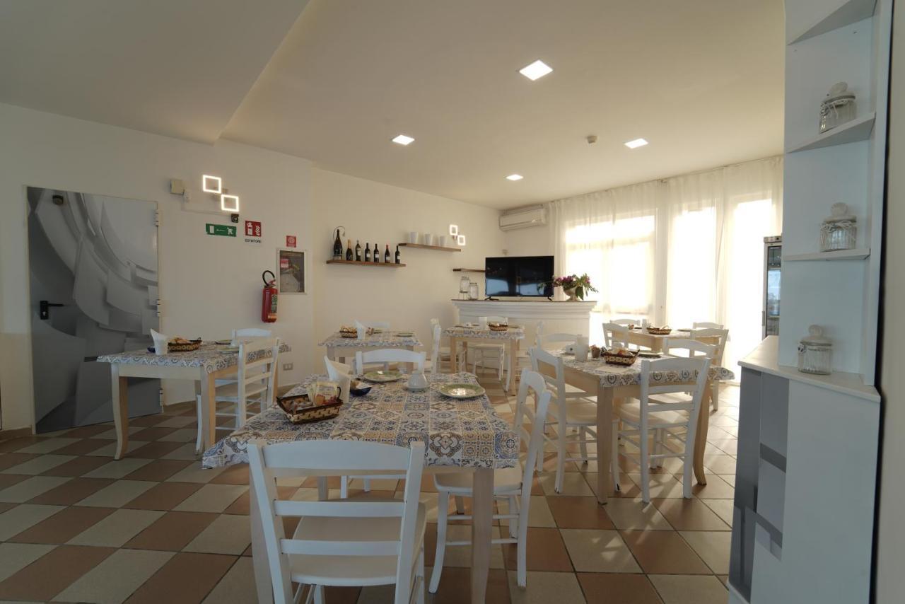 Hotel Rivabella Davoli Buitenkant foto