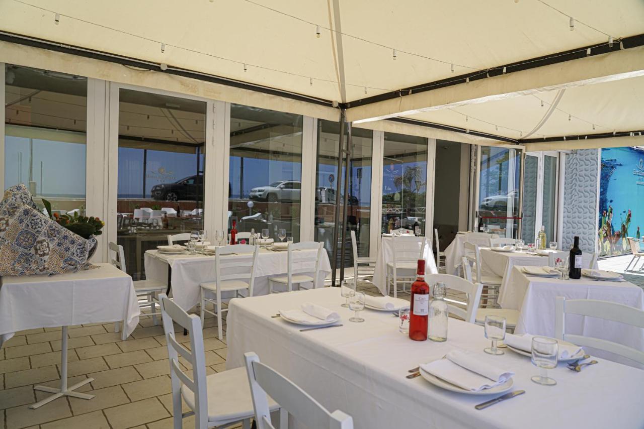 Hotel Rivabella Davoli Buitenkant foto