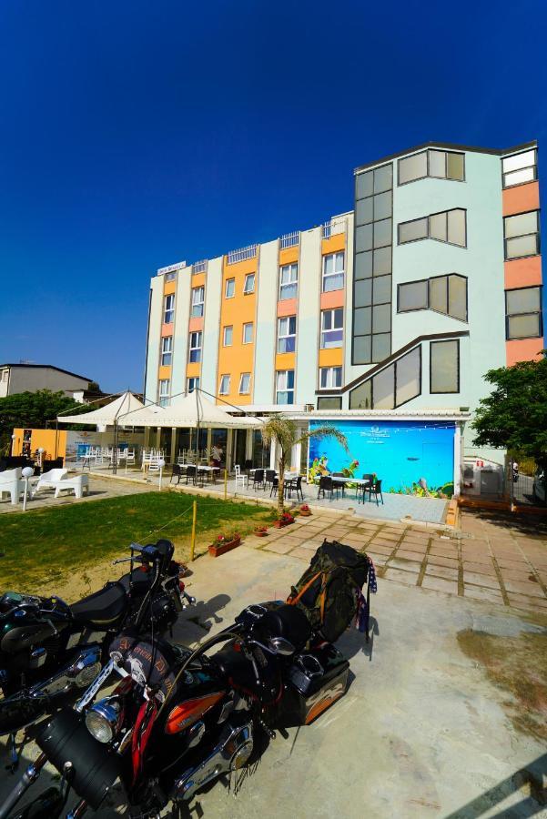 Hotel Rivabella Davoli Buitenkant foto